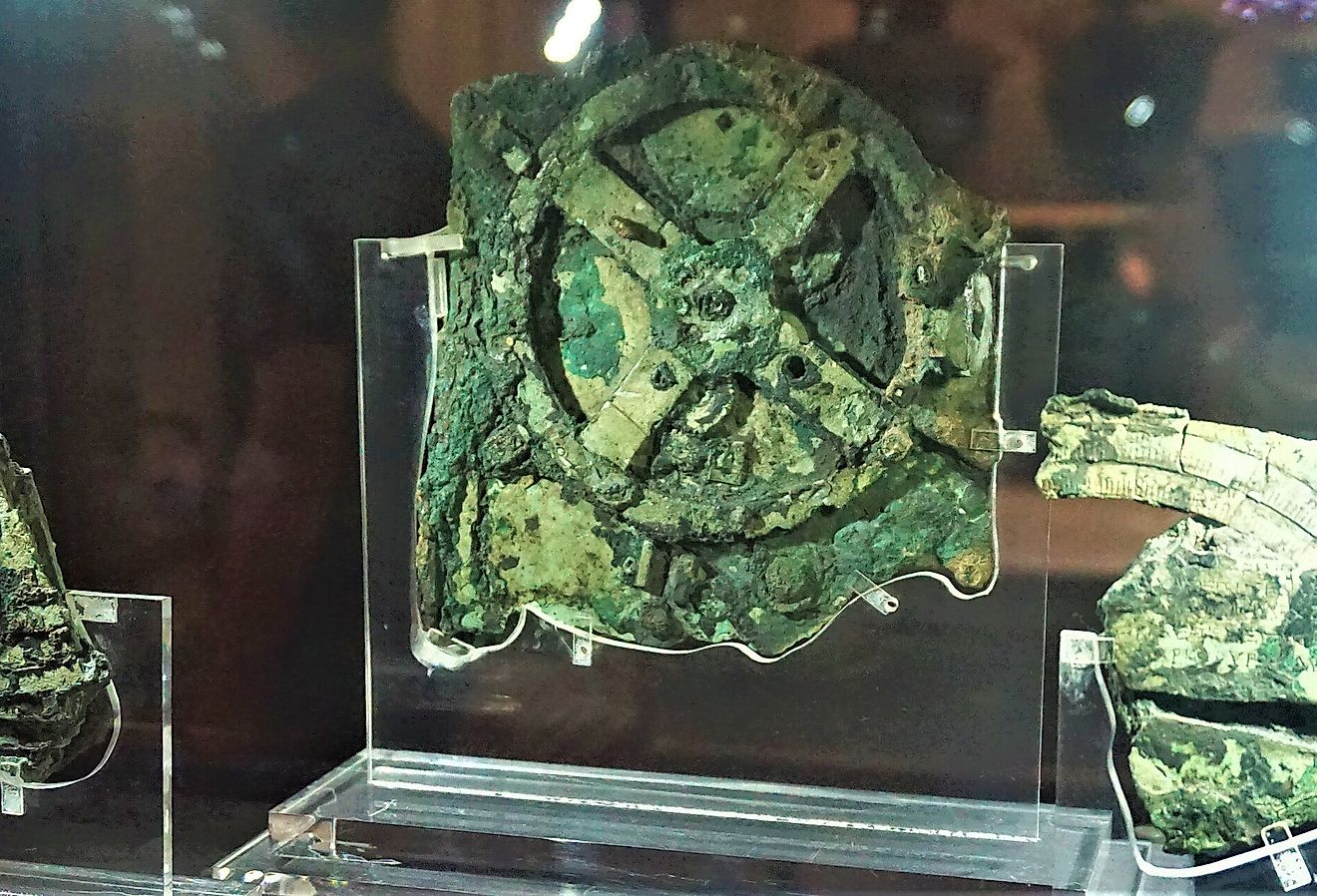 Antikythera Mechanism in Athens, Greece. Image credit Zde, CC BY-SA 4.0 <https://creativecommons.org/licenses/by-sa/4.0>, via Wikimedia Commons