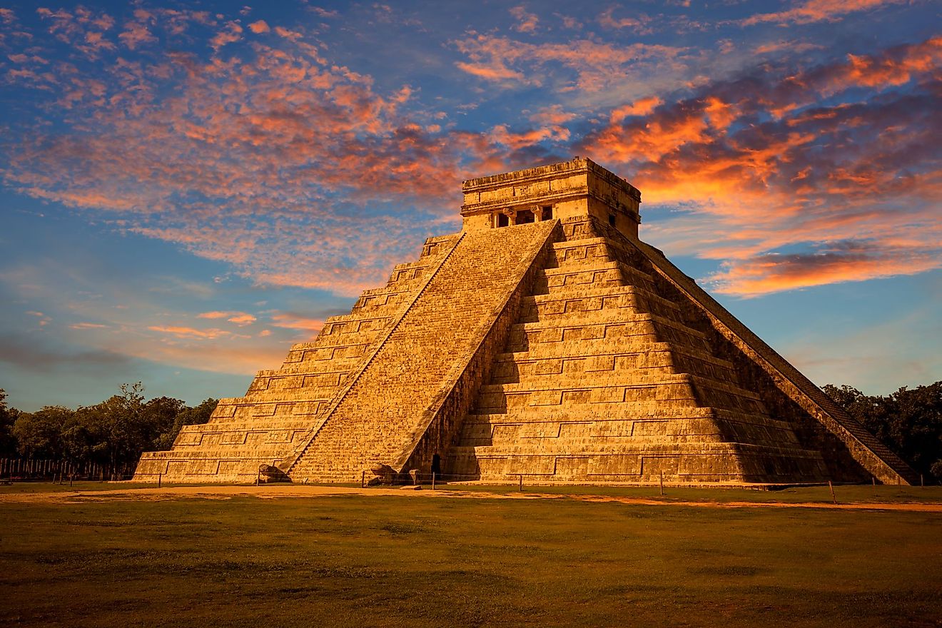  El Castillo (The Kukulkan Temple) of Chichén Itzá, Maya pyramid in Mexico.