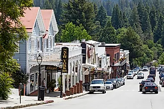Broad Street in Nevada City. By Frank Schulenburg - Own work, CC BY-SA 4.0, Wikimedia Commons. 